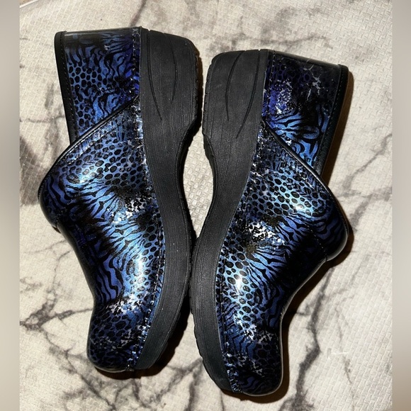Dansko women’s blue and black pattern XP 2.0 nursing clogs 37 comfort clogs - Picture 5 of 9